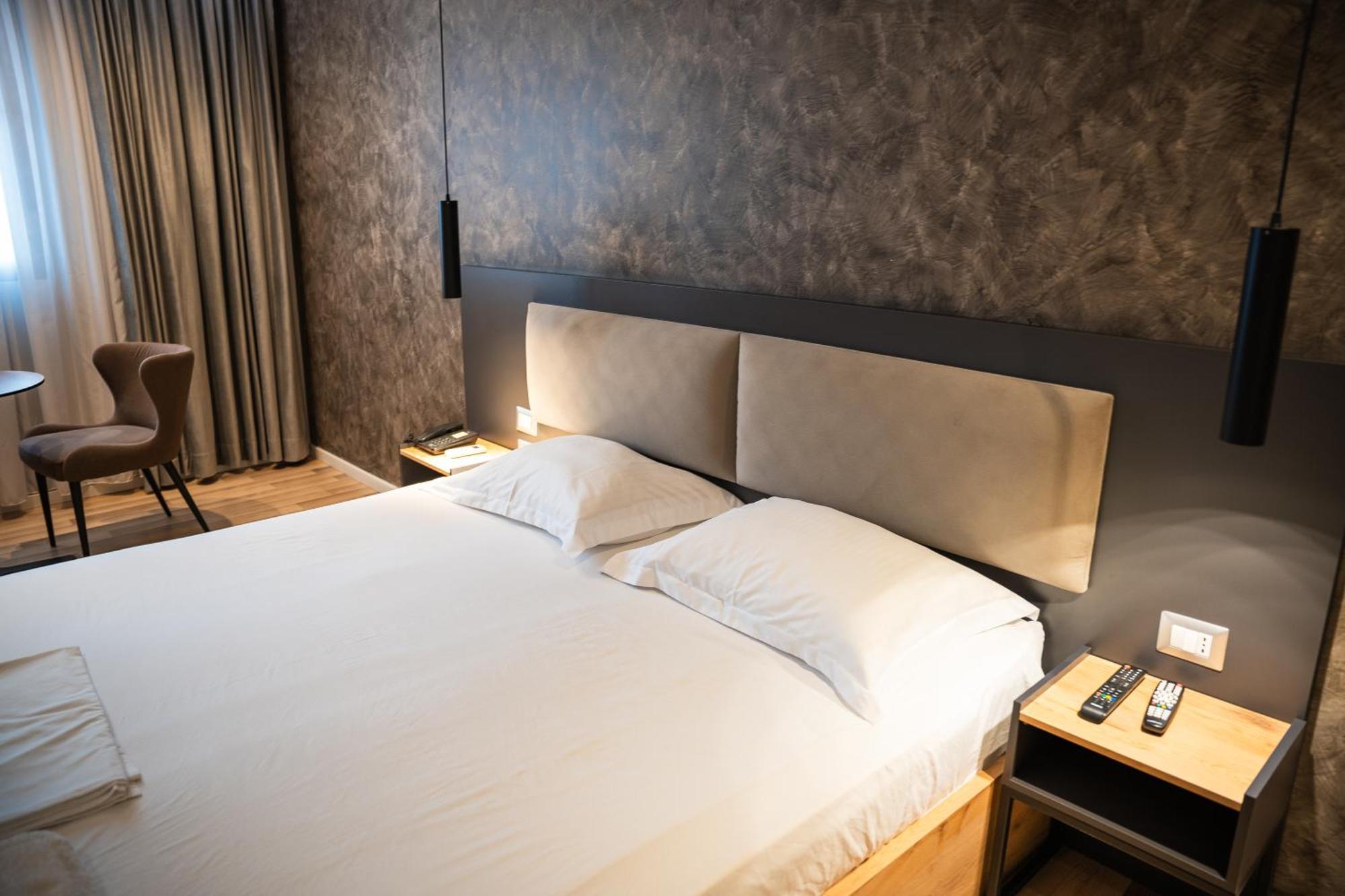 Center Boutique Hotel Tirana Bagian luar foto