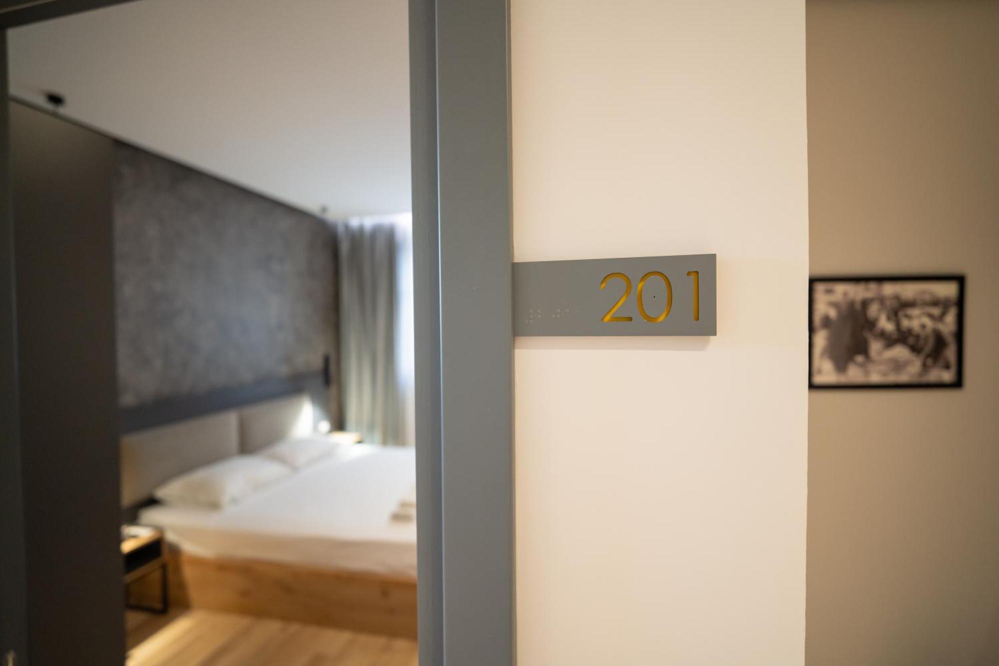 Center Boutique Hotel Tirana Bagian luar foto
