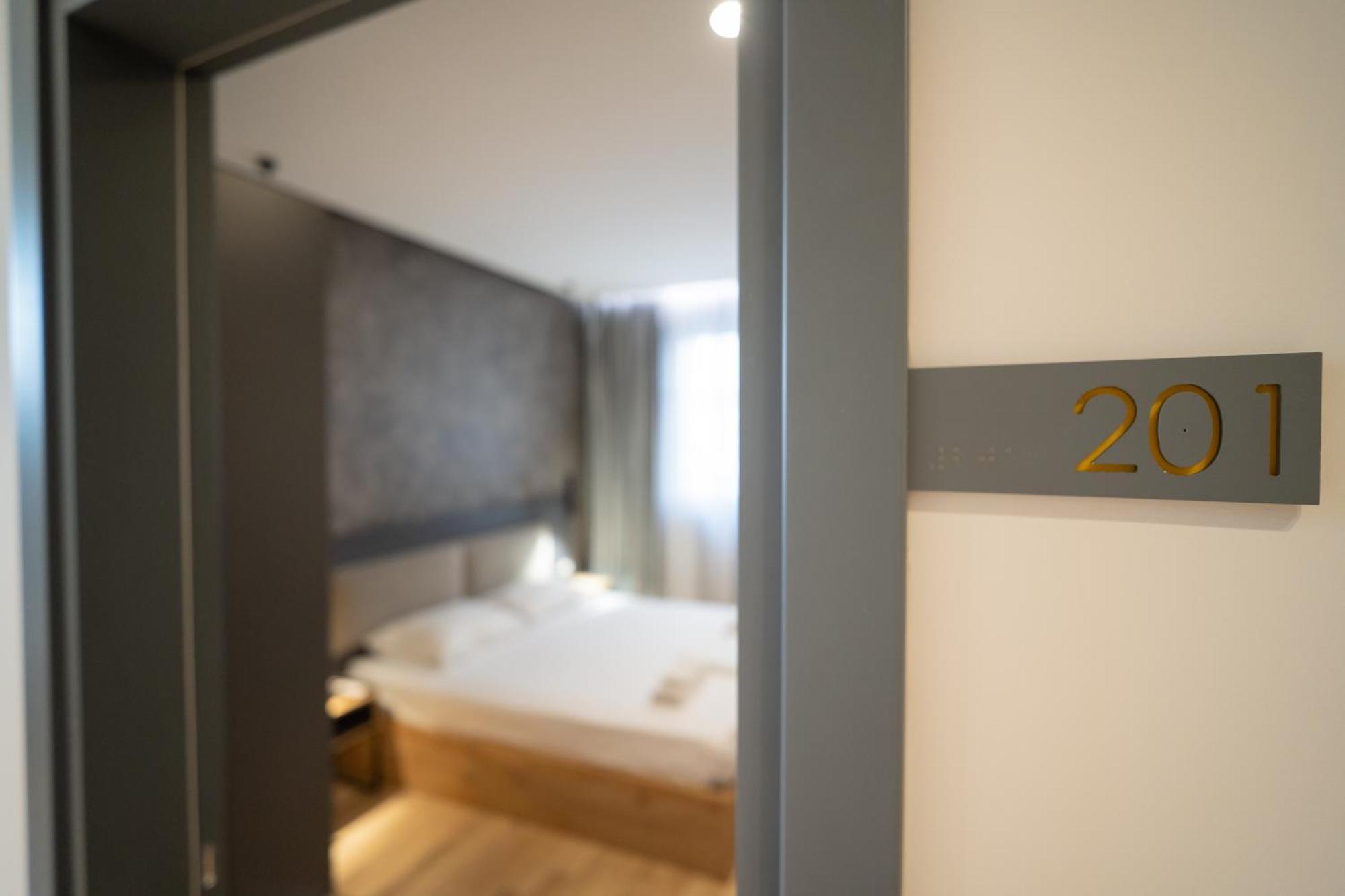 Center Boutique Hotel Tirana Bagian luar foto