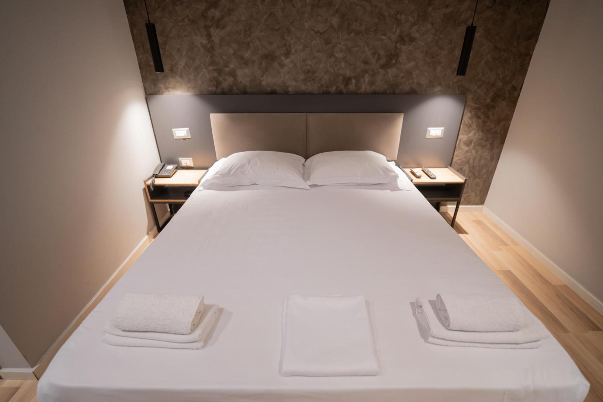 Center Boutique Hotel Tirana Bagian luar foto