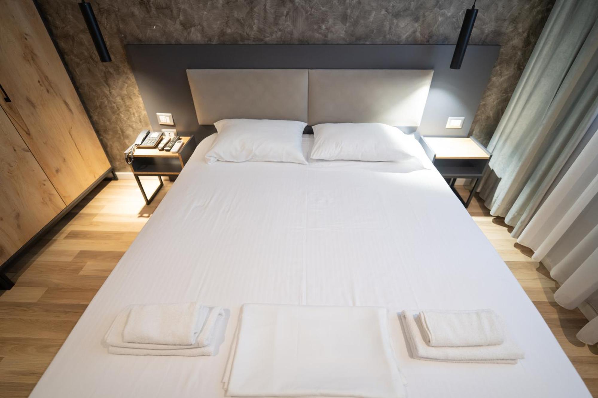 Center Boutique Hotel Tirana Bagian luar foto