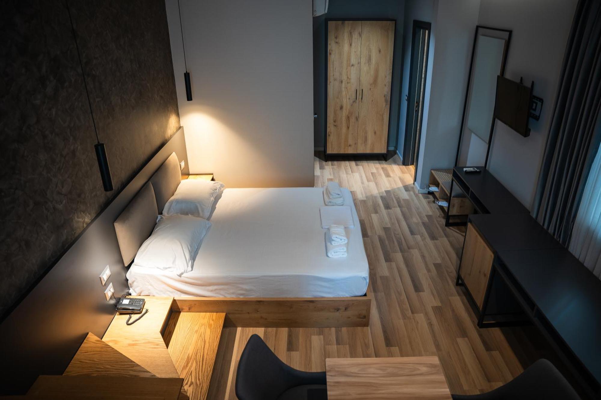 Center Boutique Hotel Tirana Bagian luar foto