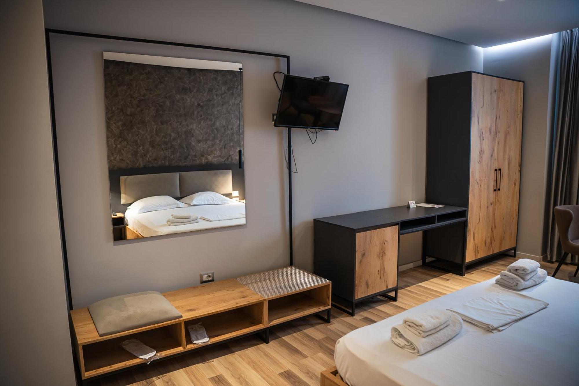 Center Boutique Hotel Tirana Bagian luar foto