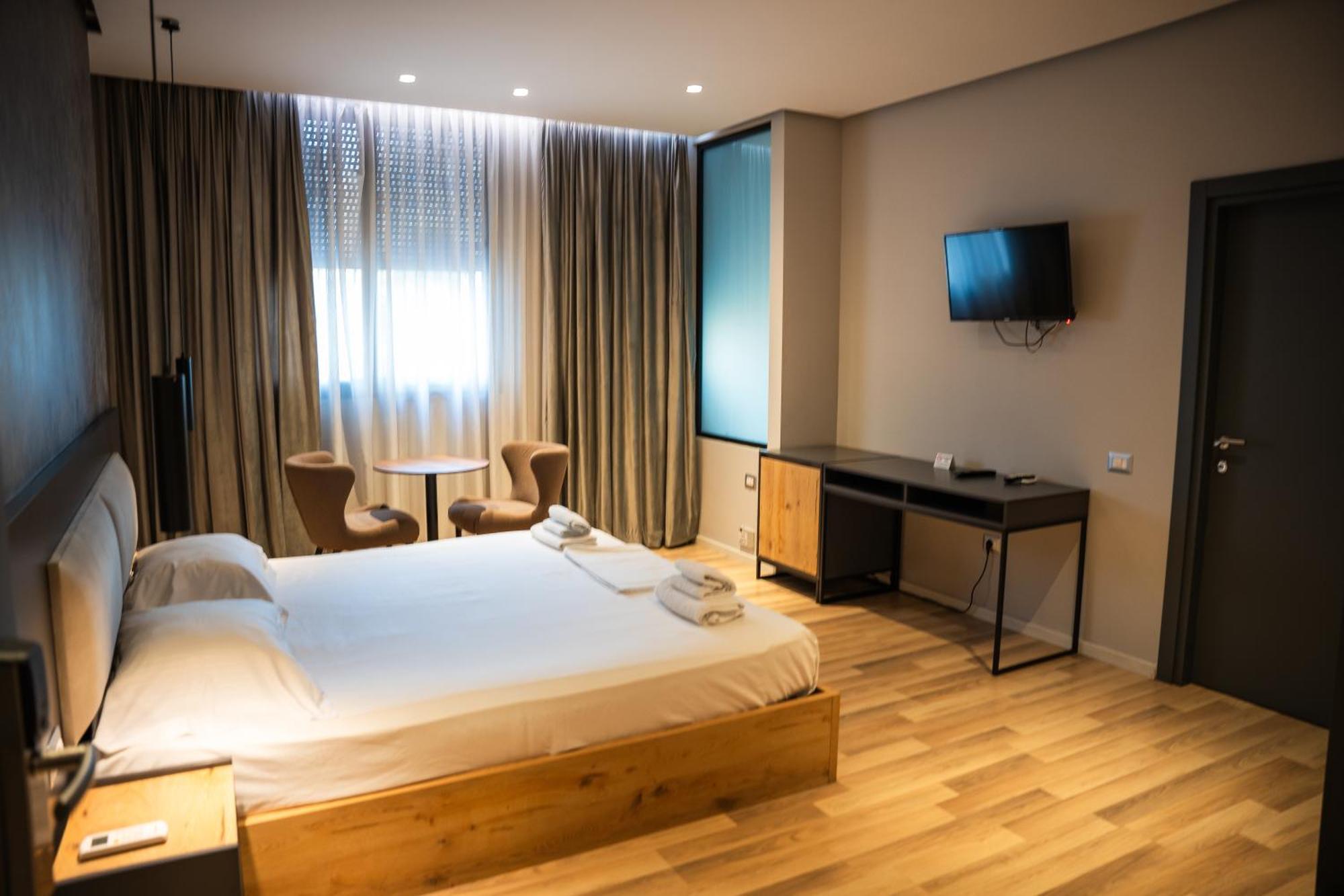 Center Boutique Hotel Tirana Bagian luar foto