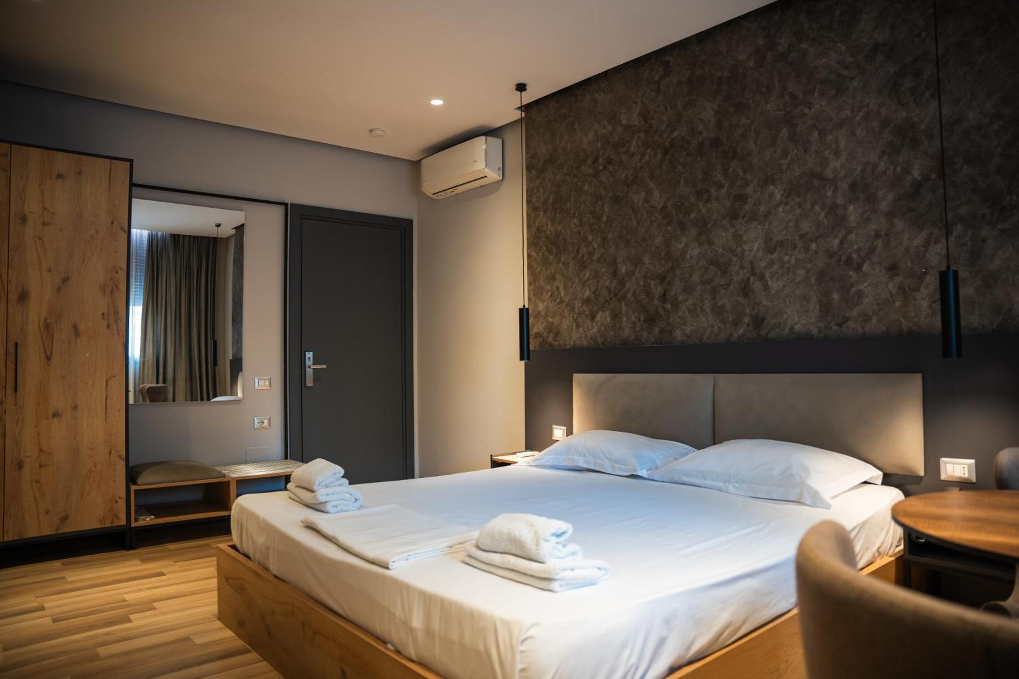 Center Boutique Hotel Tirana Bagian luar foto