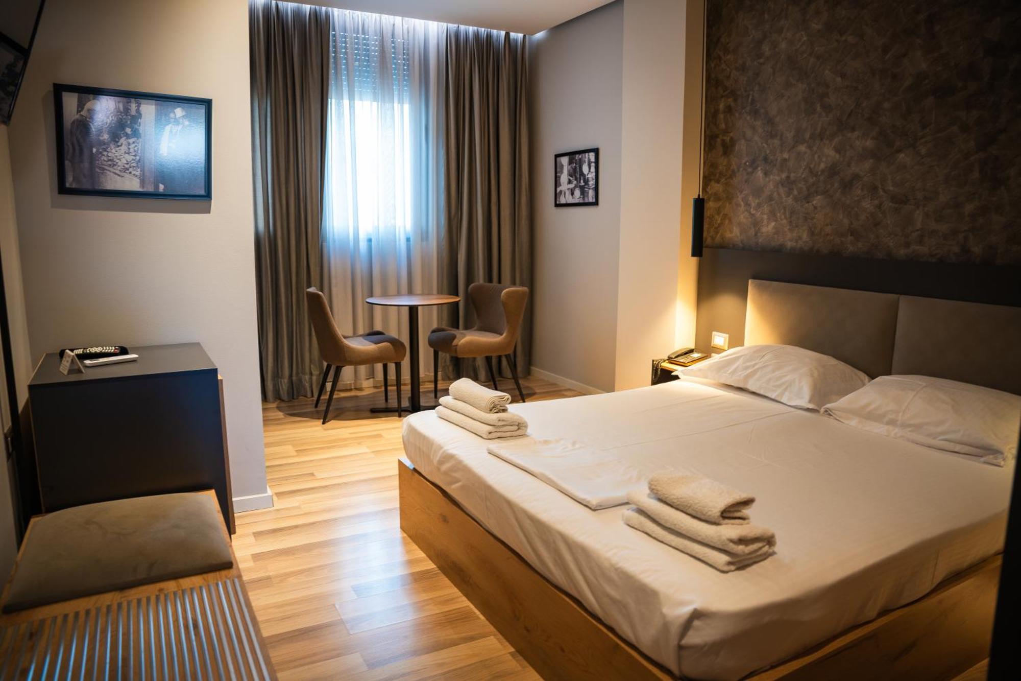 Center Boutique Hotel Tirana Bagian luar foto