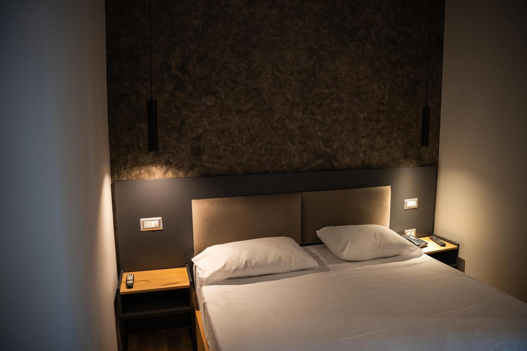 Center Boutique Hotel Tirana Bagian luar foto