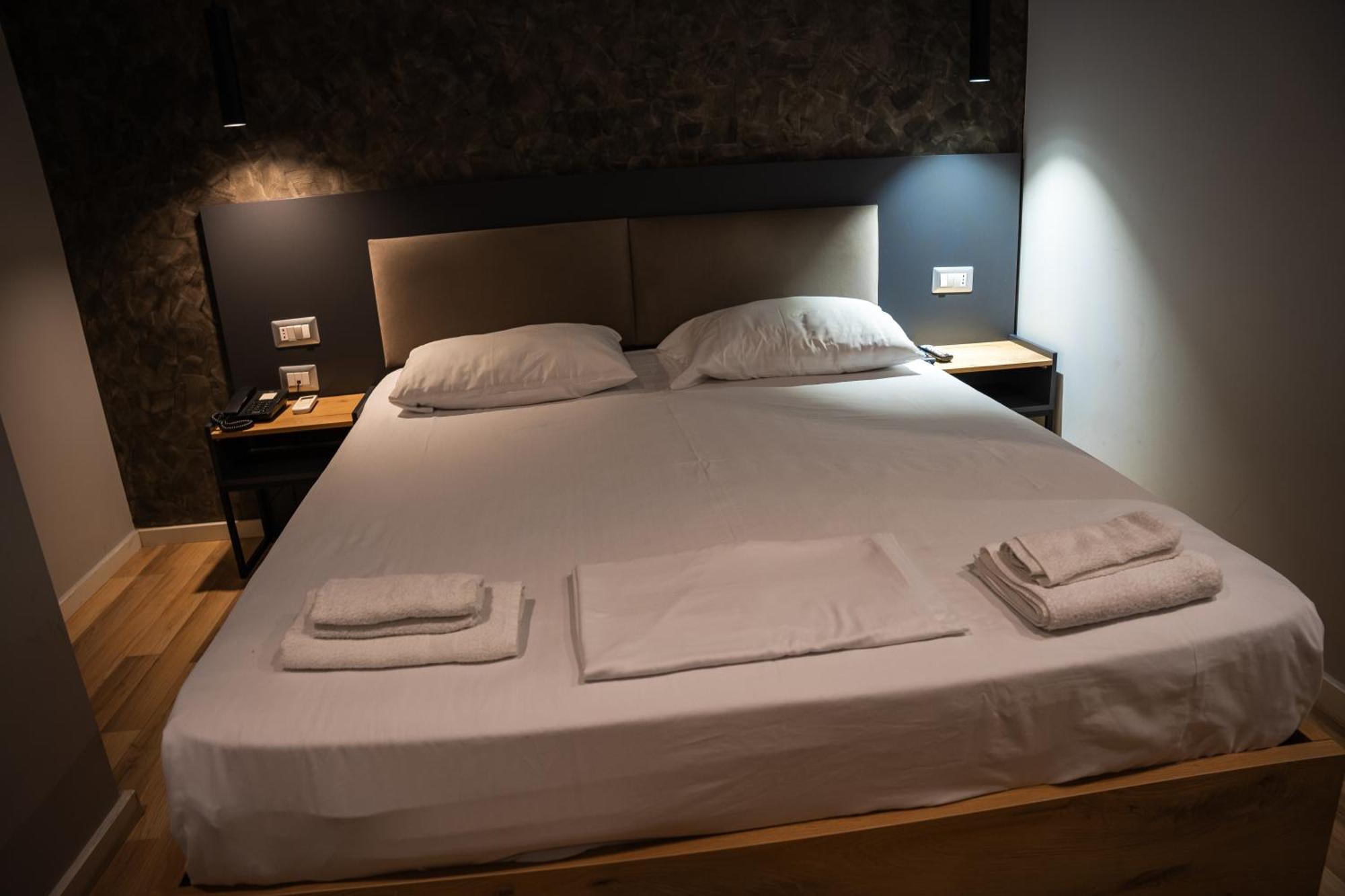 Center Boutique Hotel Tirana Bagian luar foto
