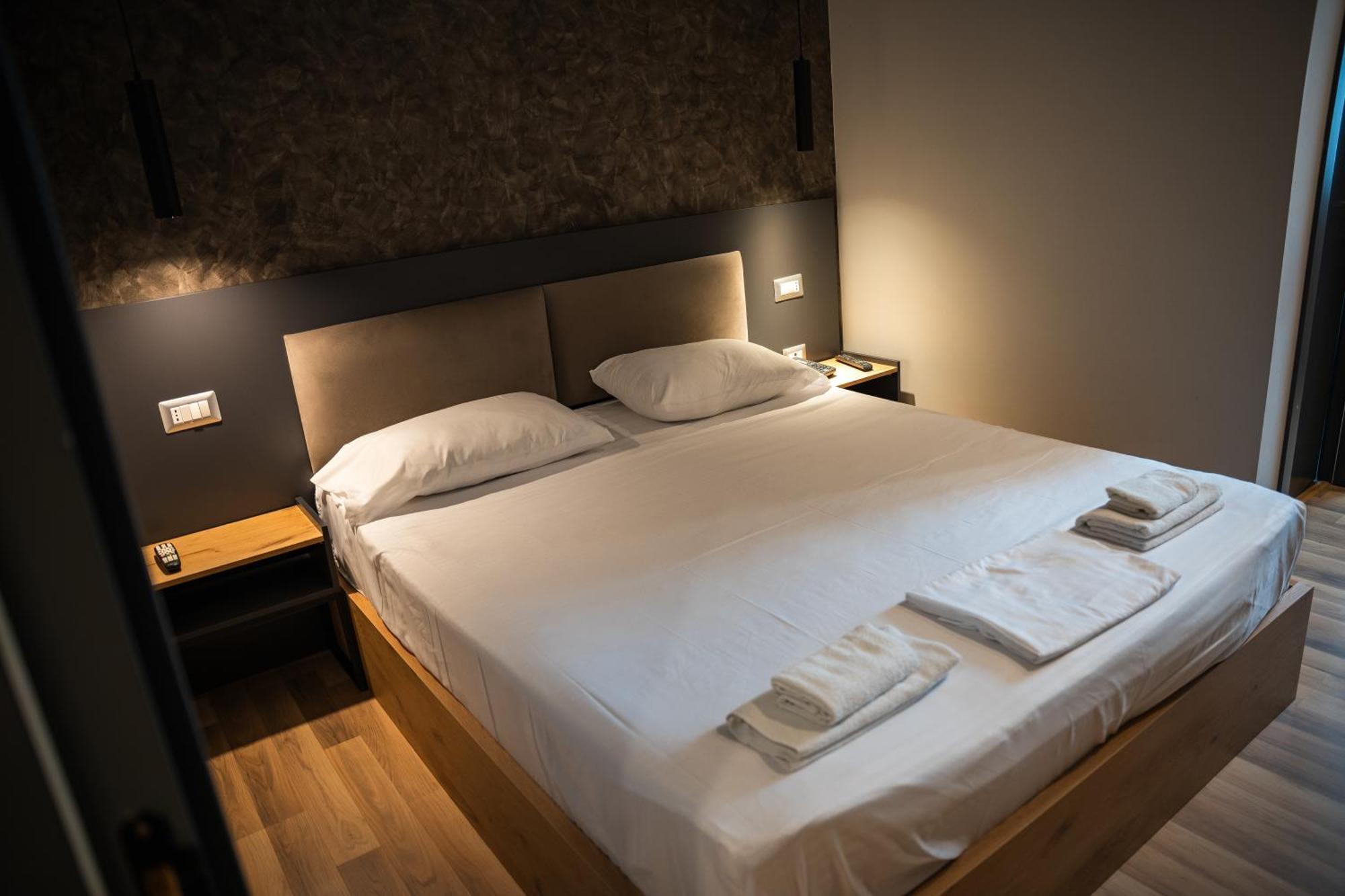 Center Boutique Hotel Tirana Bagian luar foto