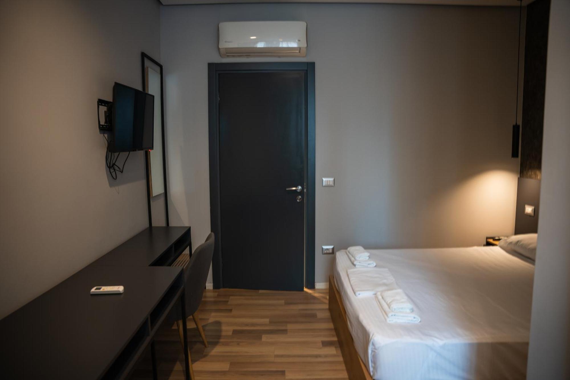 Center Boutique Hotel Tirana Bagian luar foto