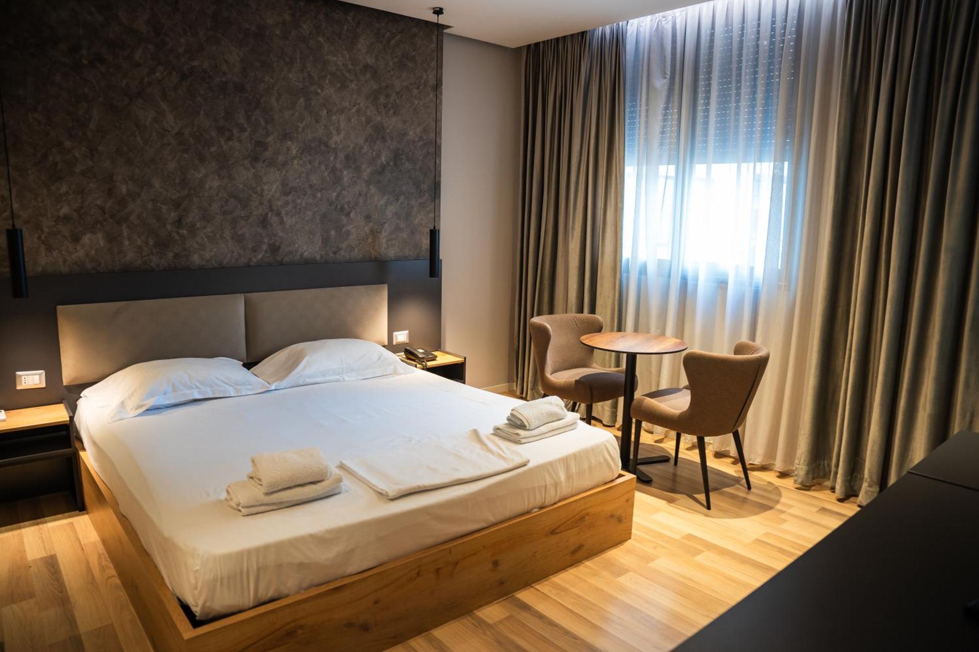 Center Boutique Hotel Tirana Bagian luar foto