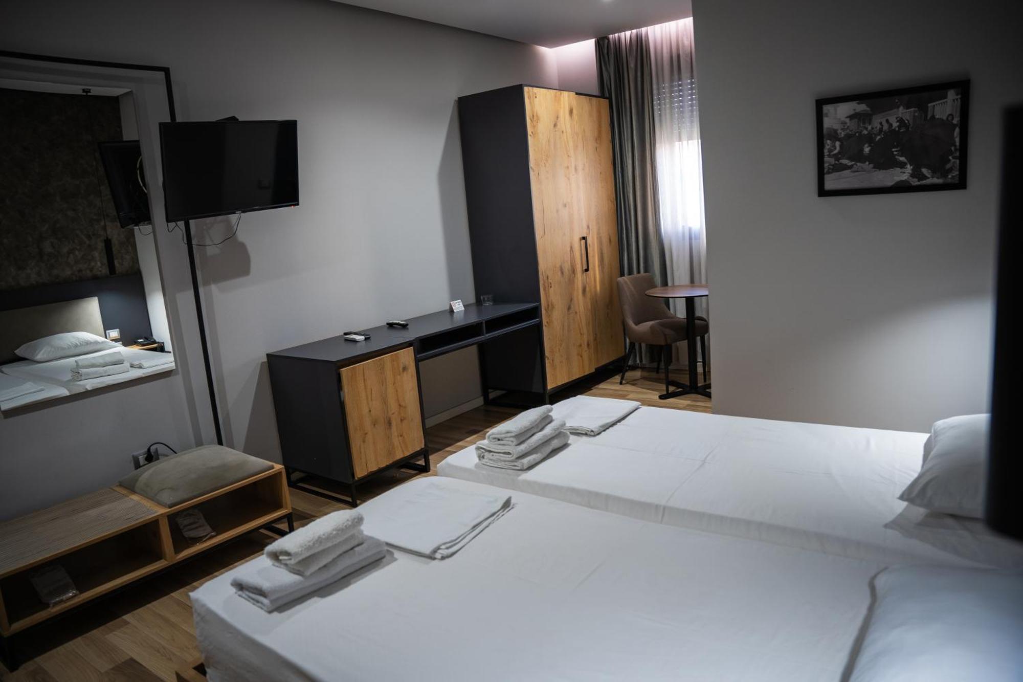 Center Boutique Hotel Tirana Bagian luar foto