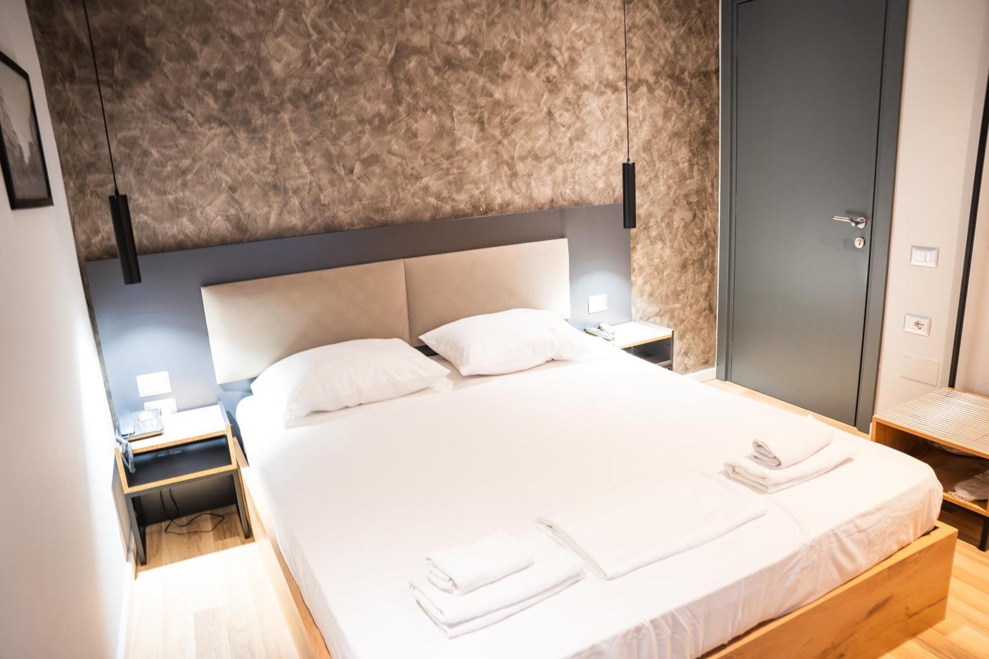 Center Boutique Hotel Tirana Bagian luar foto