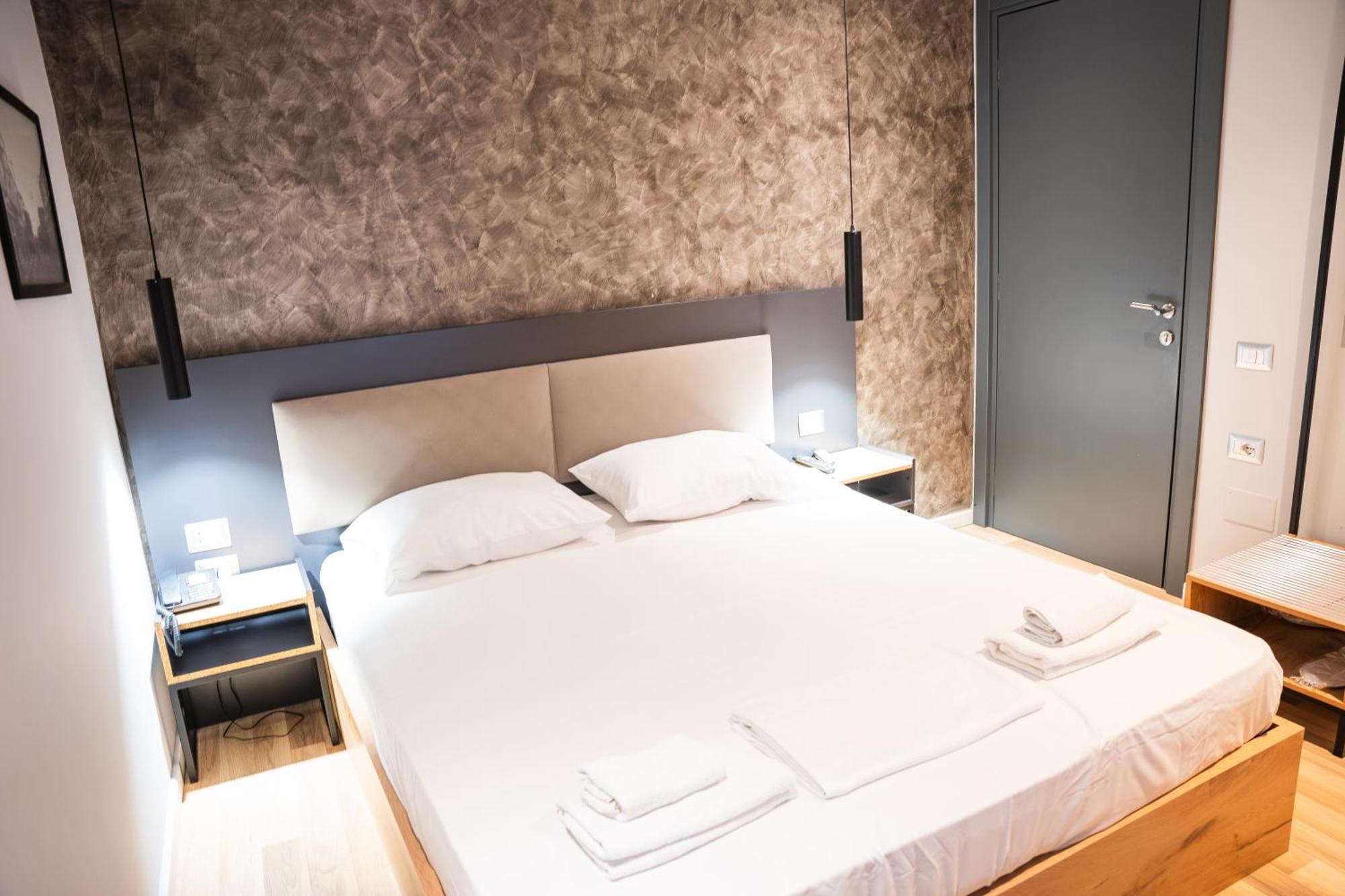 Center Boutique Hotel Tirana Bagian luar foto